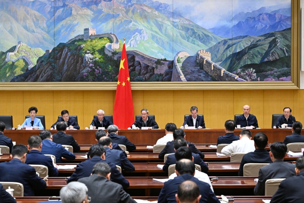 李强在做强国内大循环工作推进会上强调 把做强国内大循环作为推动经济行稳致远的战略之举 丁薛祥主持会议