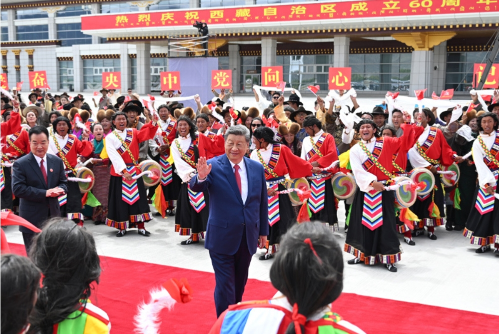 习近平在出席西藏自治区成立60周年庆祝活动后返回北京