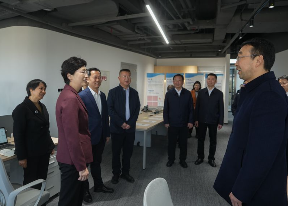 施小琳在调研企业服务平台推进情况并召开座谈会时强调 提升服务平台能级质效 赋能企业高质量发展 为科技创新和现代产业发展向新向优注入持续动能